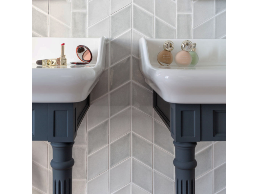 Luxameub 1889 console table with washbasin, chrome sink faucet, and chrome siphon RHZP00335